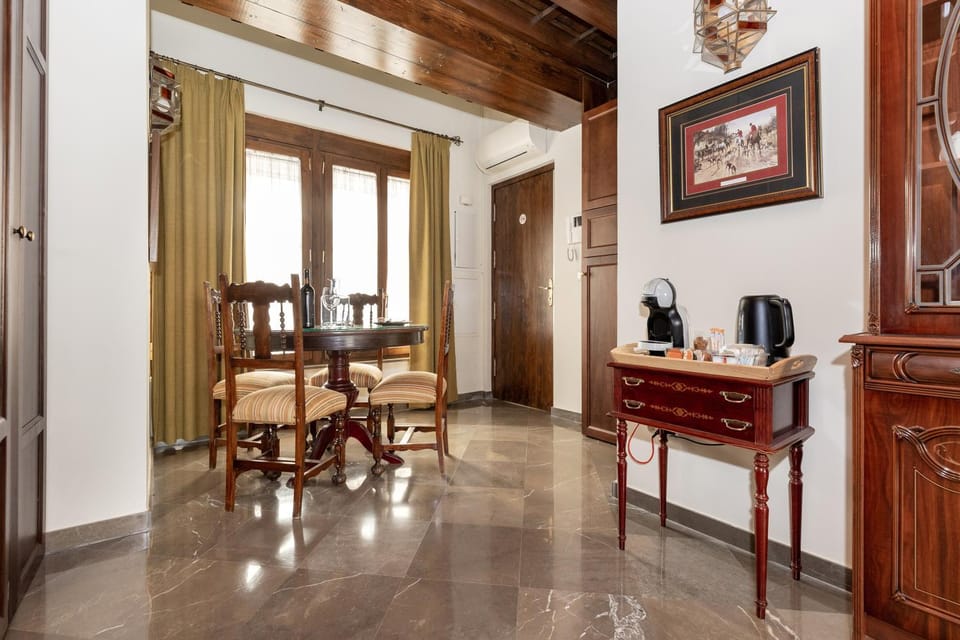 Coffee/tea facilities, Kitchen or kitchenette, Seating area, Dining area, heating, air conditioner