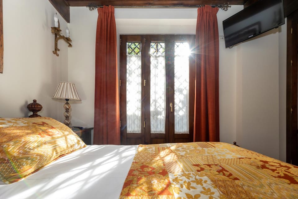 Bed, TV and multimedia, Photo of the whole room, Decorative detail, Bedroom