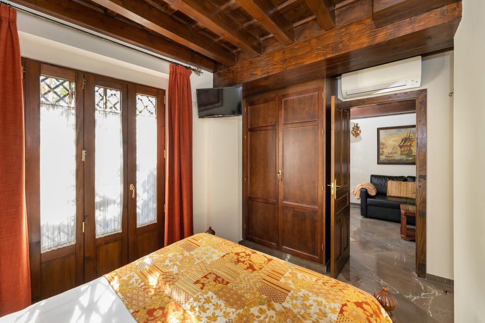Bed, TV and multimedia, Photo of the whole room, Bedroom, heating, wardrobe, air conditioner