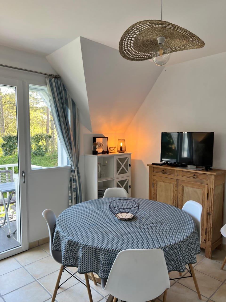 Communal lounge/ TV room, TV and multimedia, Living room, Seating area, Dining area