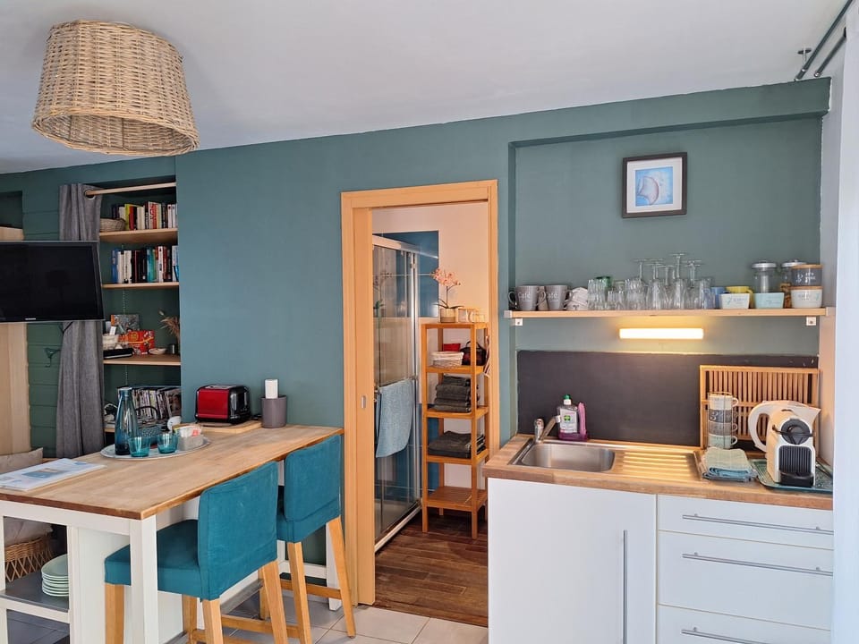 Coffee/tea facilities, Kitchen or kitchenette, Dining area, toaster