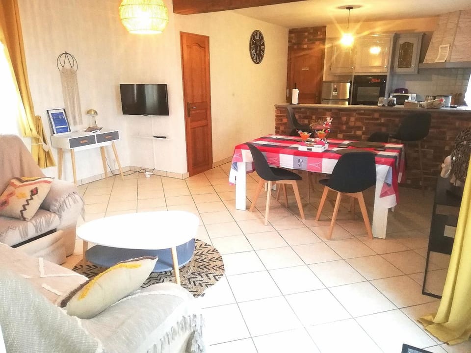 Communal lounge/ TV room, TV and multimedia, Living room, Dining area