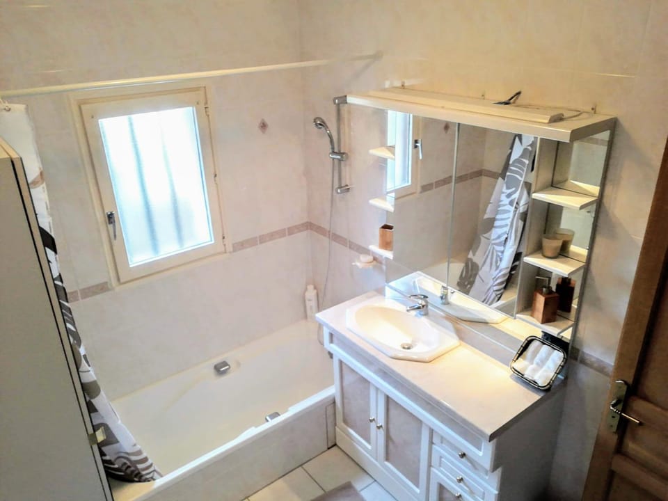 Bathroom, Bath, towels