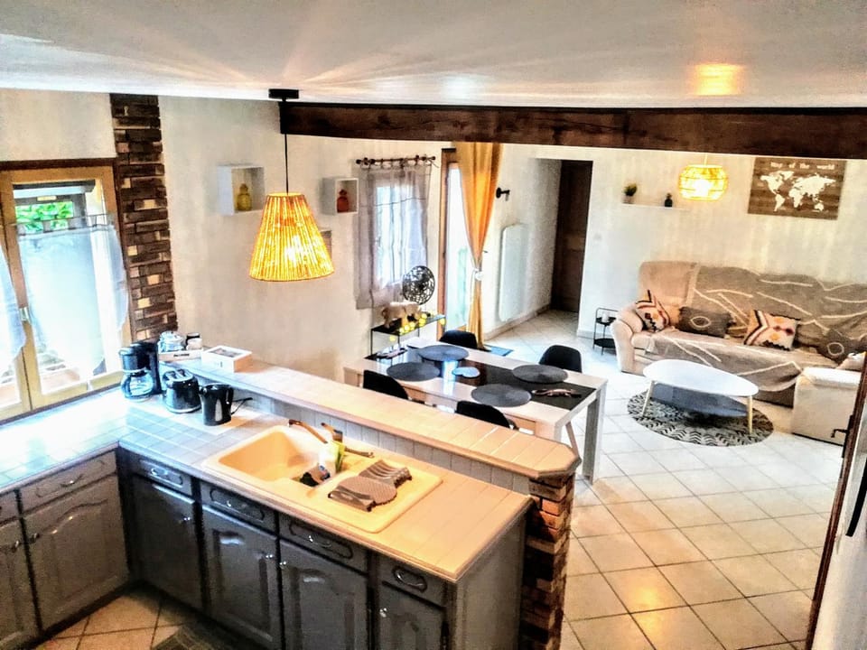 Kitchen or kitchenette, Living room, Seating area, Dining area