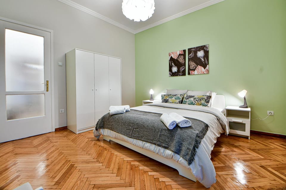 Bed, Bedroom, towels, wardrobe