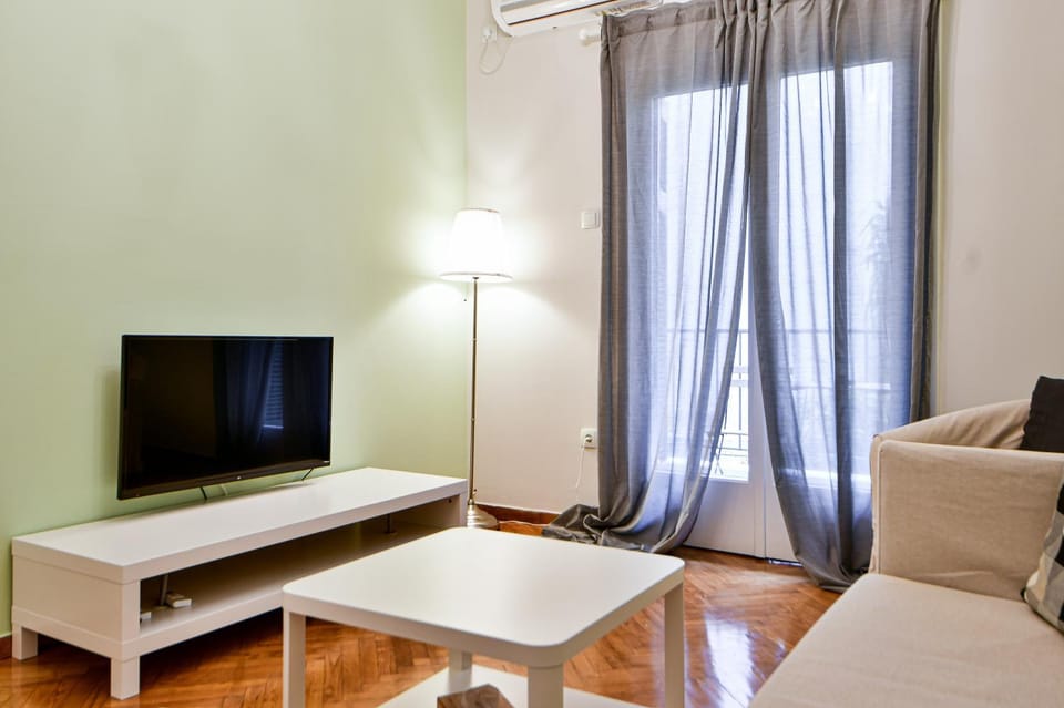 TV and multimedia, Living room, Seating area, air conditioner