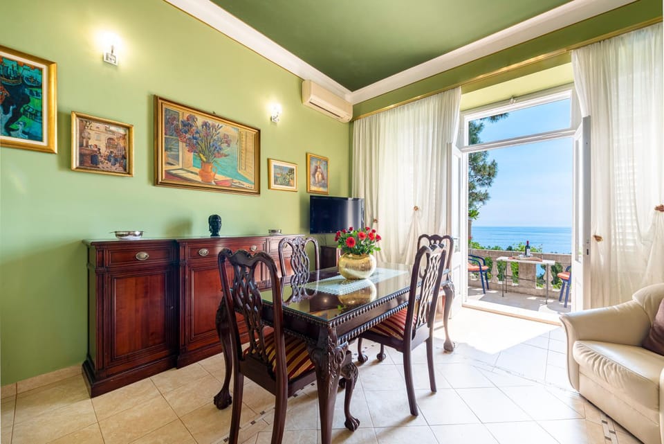 Communal lounge/ TV room, TV and multimedia, Living room, Seating area, Dining area, Sea view