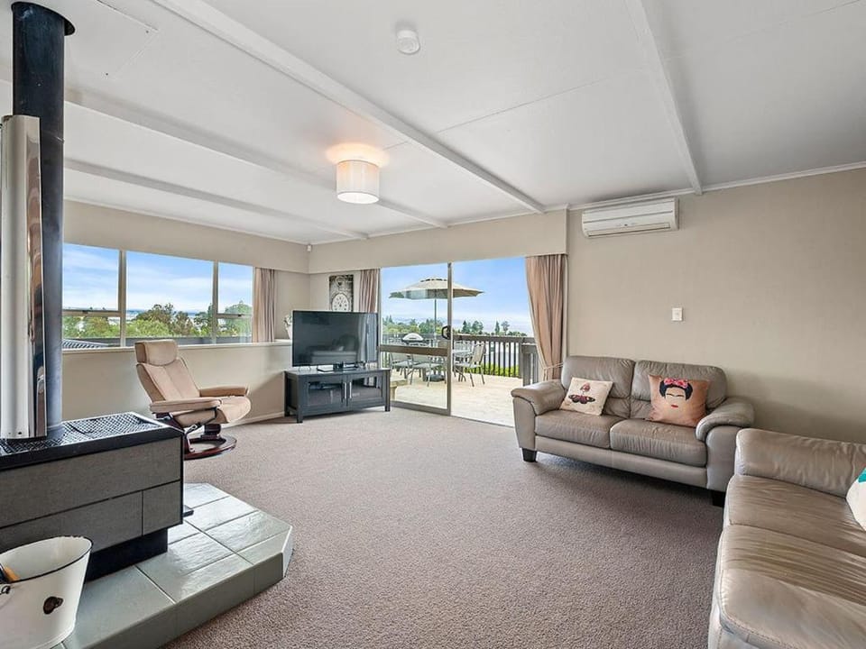 Taupo Panorama - Lake Taupo Holiday Home House in Taupo