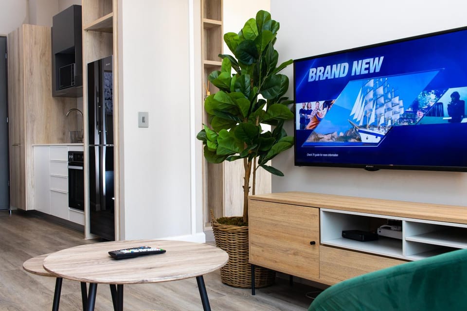 Communal lounge/ TV room, TV and multimedia, Living room, Seating area, Evening entertainment