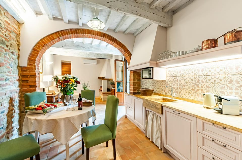 Coffee/tea facilities, Kitchen or kitchenette, Living room, Seating area, Dining area
