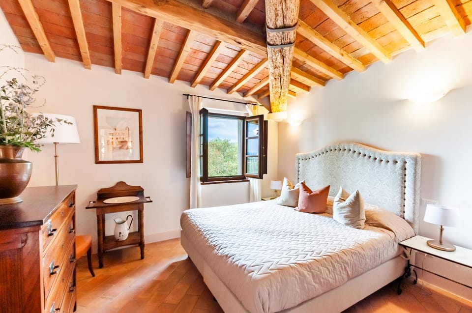 Bed, View (from property/room), Photo of the whole room, Seating area, Bedroom, Garden view, Landmark view