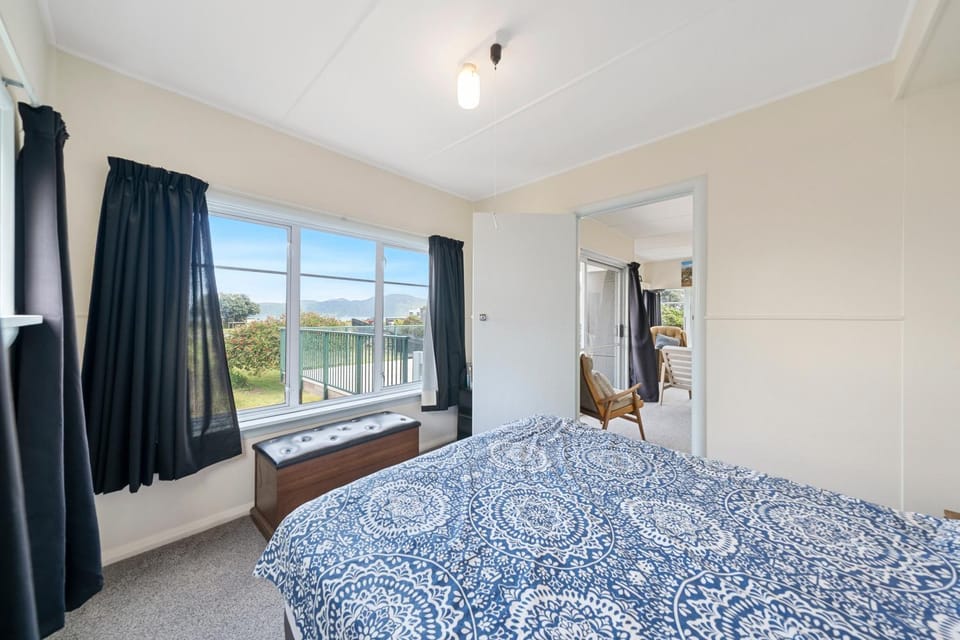 The Green Trout - Paraparaumu Beach Holiday Home House in Wellington Region