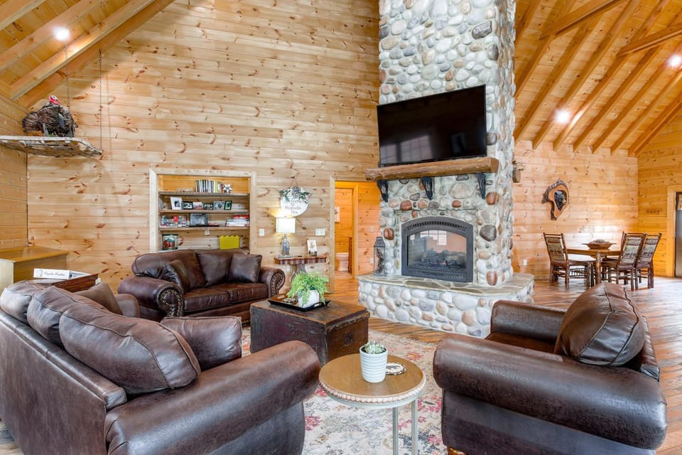 Riverfront Cabin w/ Hot Tub - 3 Miles to Dollywood Cabin in Pigeon Forge