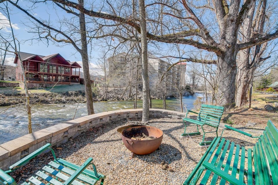 Riverfront Cabin w/ Hot Tub - 3 Miles to Dollywood Cabin in Pigeon Forge