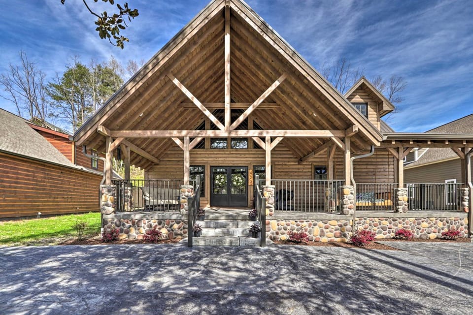 Riverfront Cabin w/ Hot Tub - 3 Miles to Dollywood Cabin in Pigeon Forge