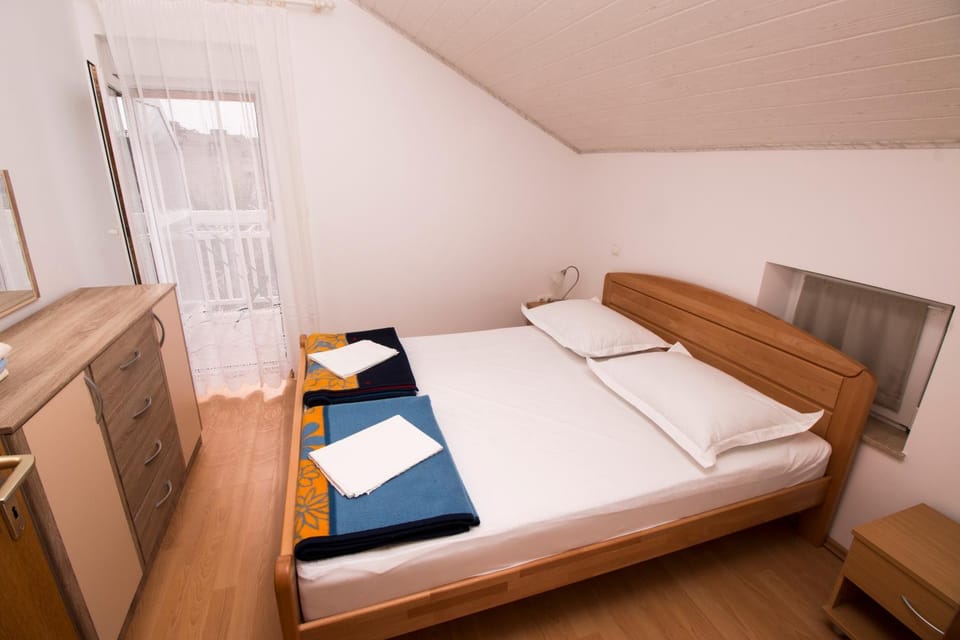 Bed, towels