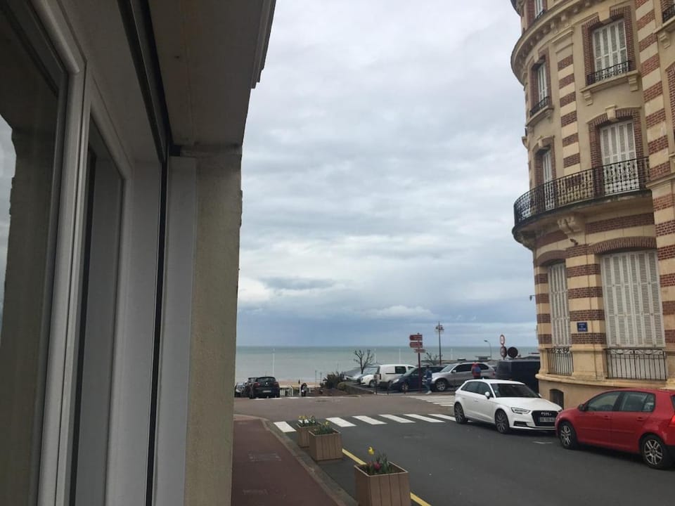 Plage et commerces à 50m, sans télé pour déconnecter ! House in Houlgate