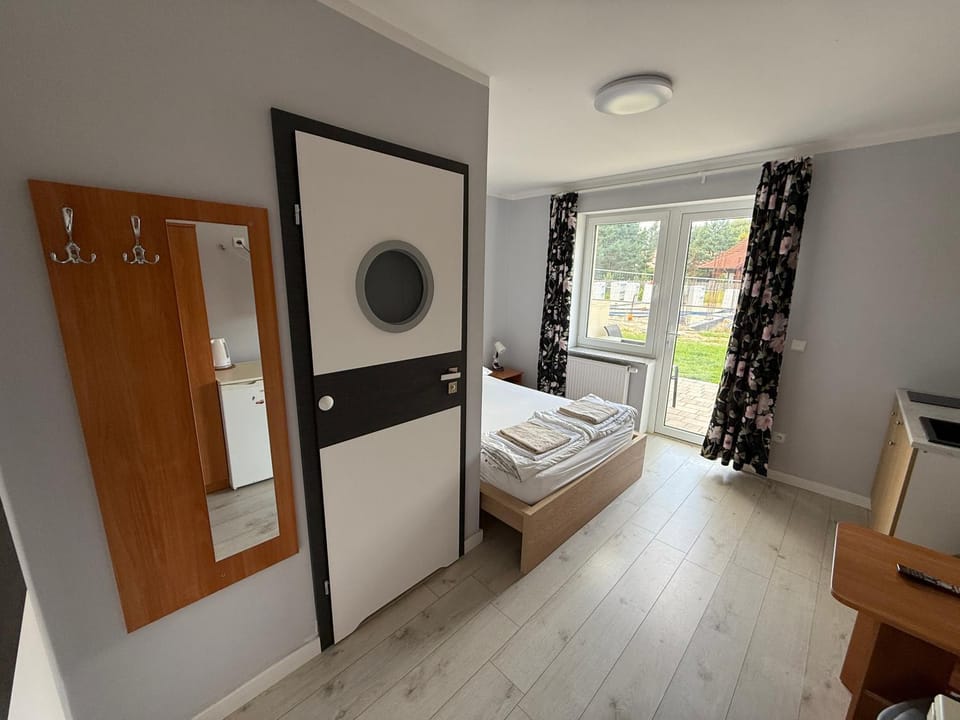 Bed, TV and multimedia, Photo of the whole room, towels, wardrobe