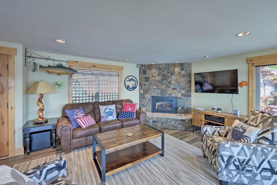 Similk Bay Retreat with Deck, Fire Pit and Hot Tub! House in Puget Sound