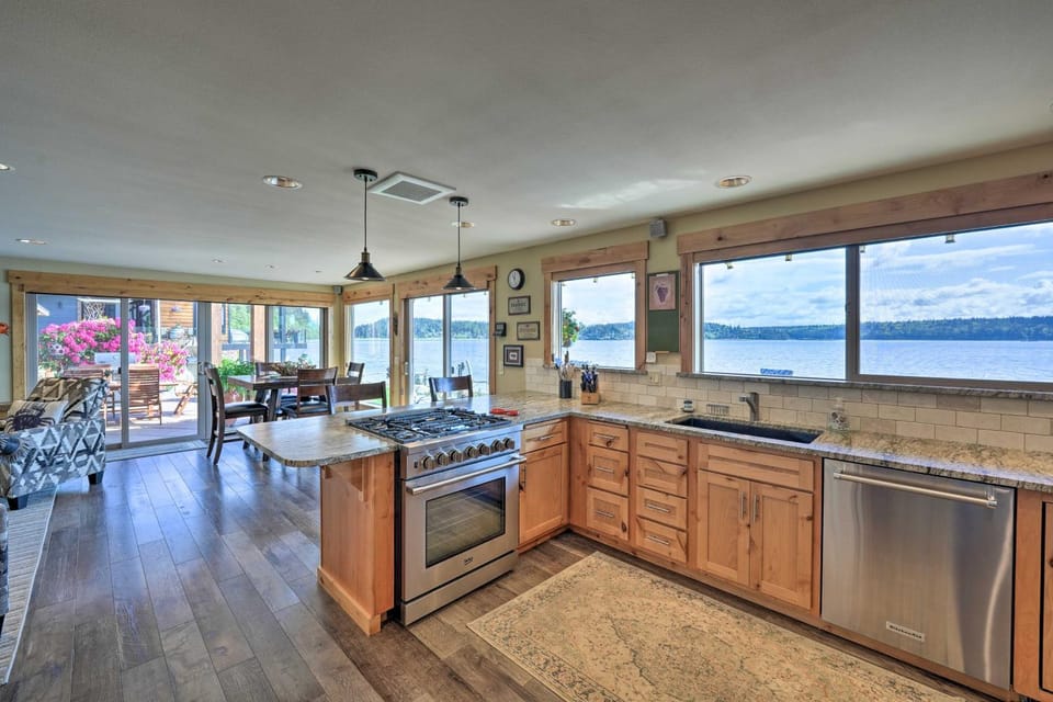 Waterfront Similk Bay Compound w/ Luxury Amenities House in Puget Sound