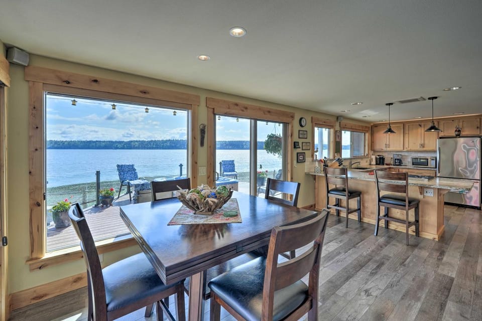 Similk Bay Retreat with Deck, Fire Pit and Hot Tub! House in Puget Sound