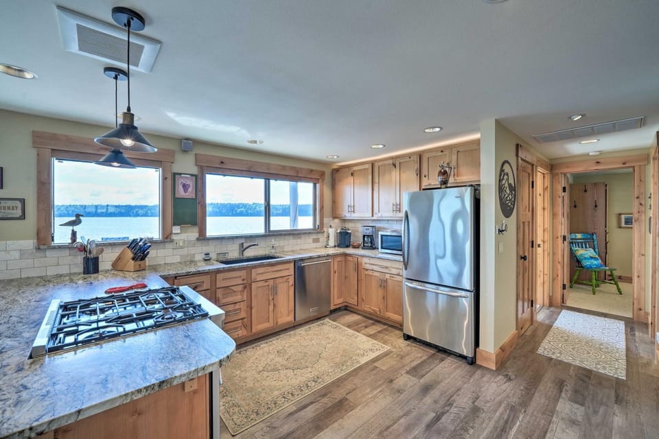 Similk Bay Retreat with Deck, Fire Pit and Hot Tub! House in Puget Sound