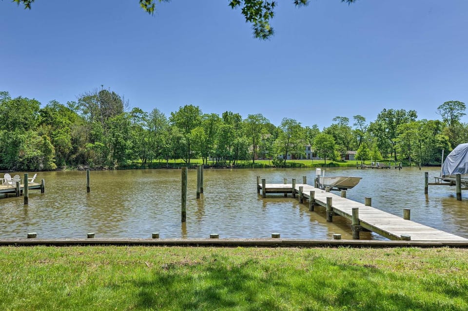 Waterfront Annapolis Cottage: Fire Pit & Pier House in Anne Arundel County
