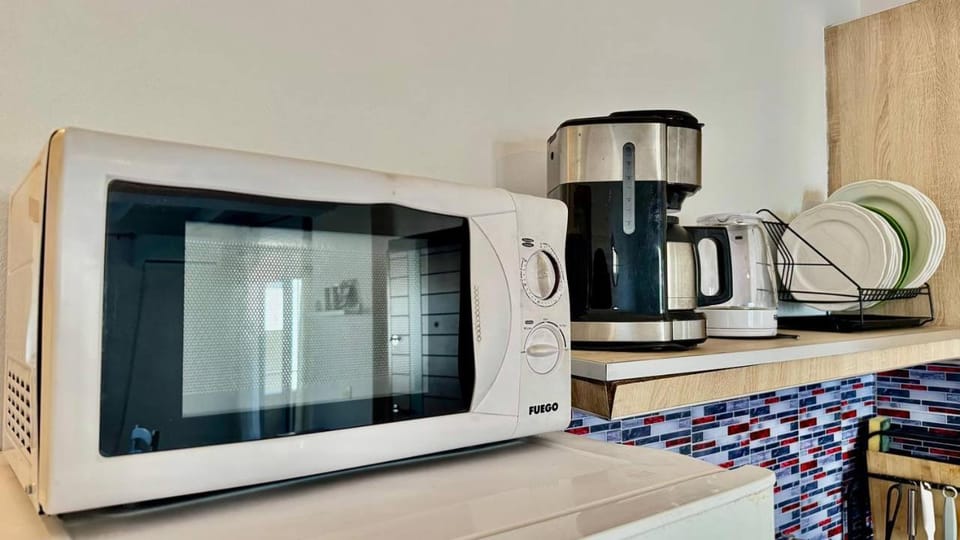 Coffee/tea facilities, microwave