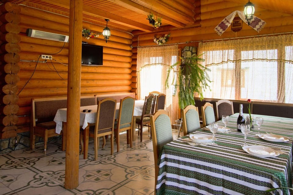 Communal lounge/ TV room, TV and multimedia, Banquet/Function facilities, Seating area, Dining area