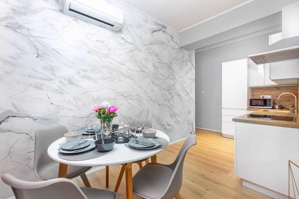 Kitchen or kitchenette, Seating area, minibar, stove