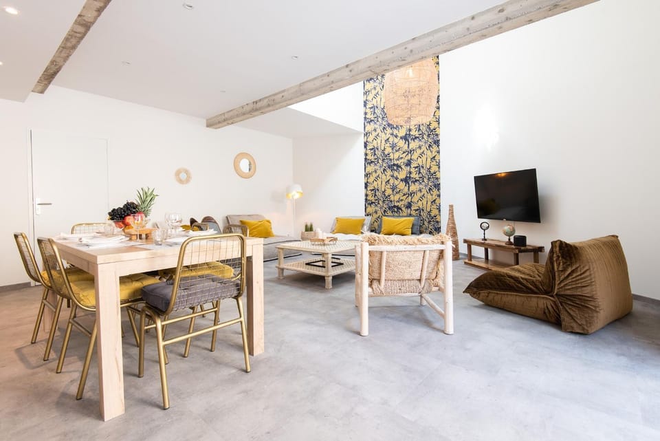 Living room, Seating area, Dining area
