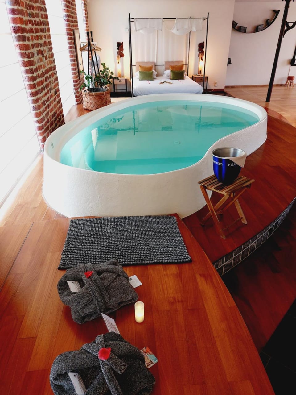 Hot Tub, Photo of the whole room, Bedroom, Pool view