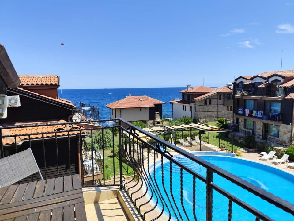 Property building, Day, View (from property/room), Balcony/Terrace, Pool view, Sea view, Swimming pool, sunbed