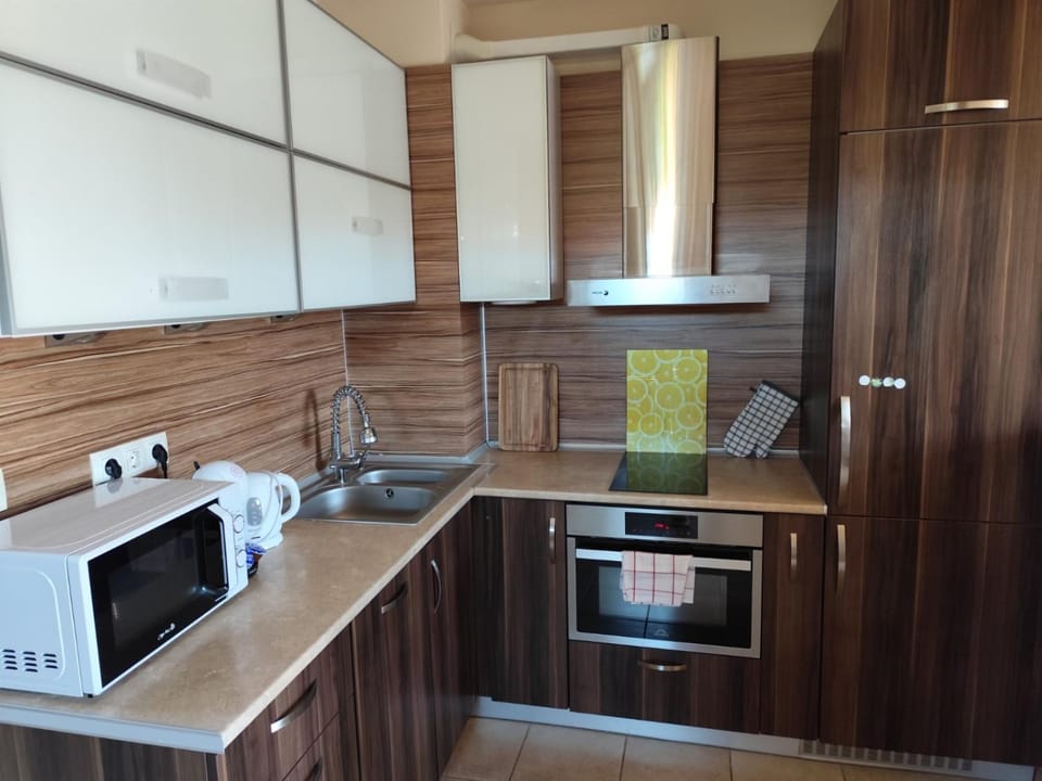 Coffee/tea facilities, Kitchen or kitchenette, microwave, oven, stove