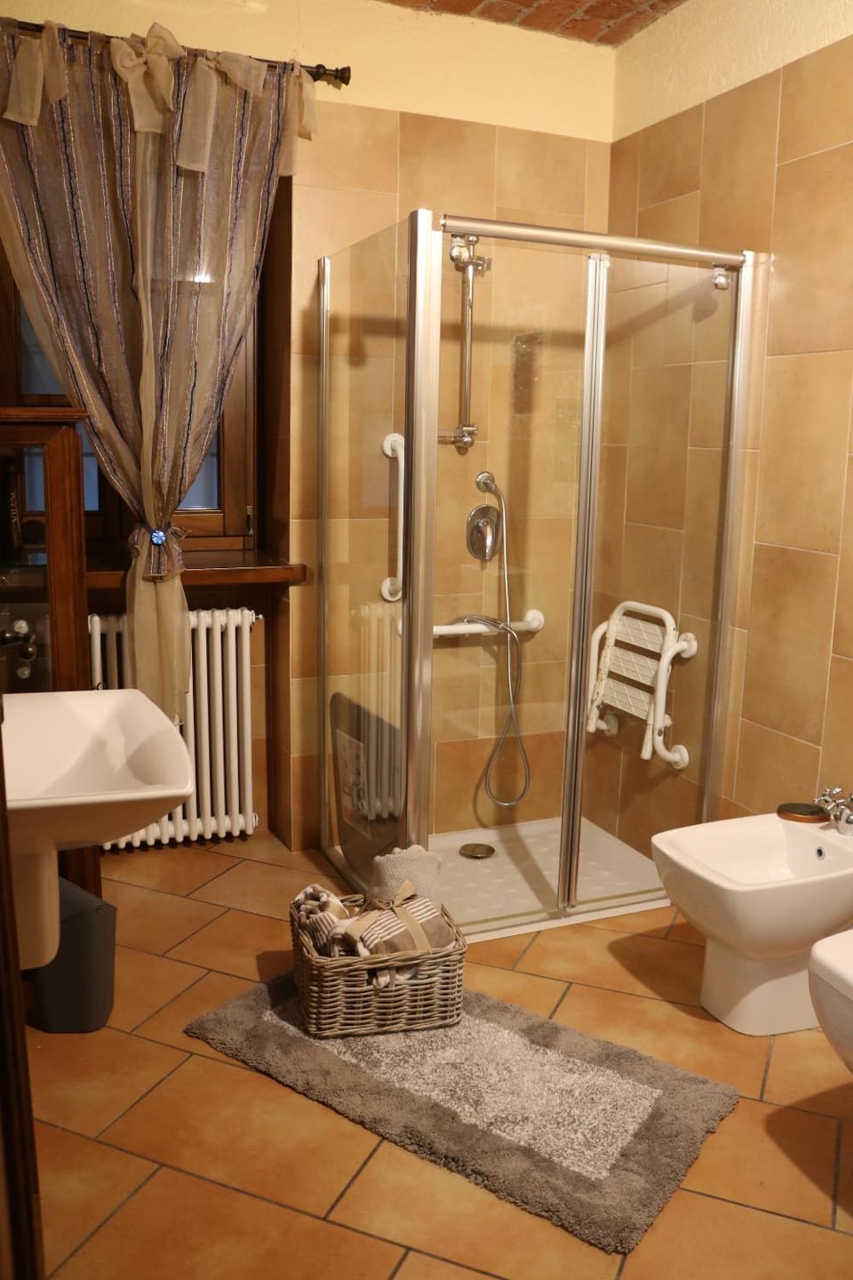 Shower, Toilet, Bathroom, bidet, towels