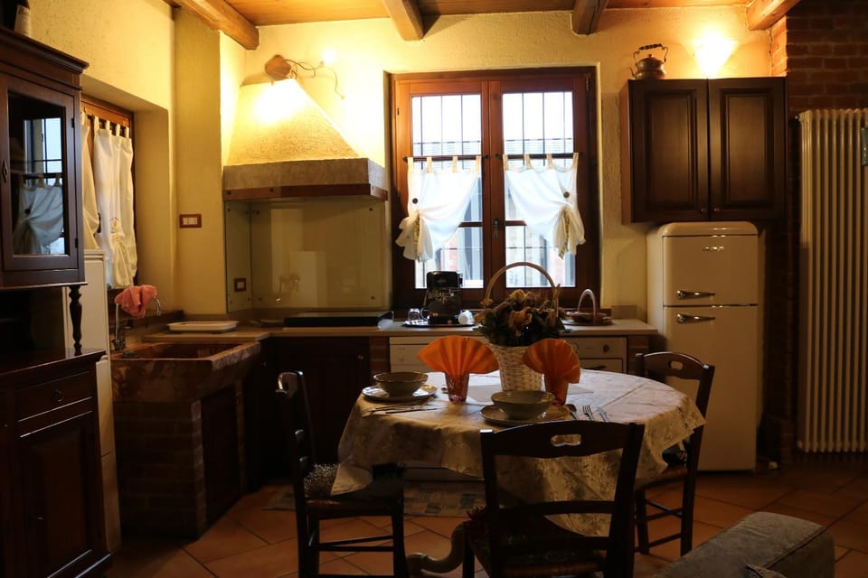 Restaurant/places to eat, Kitchen or kitchenette, Dining area, oven, stove