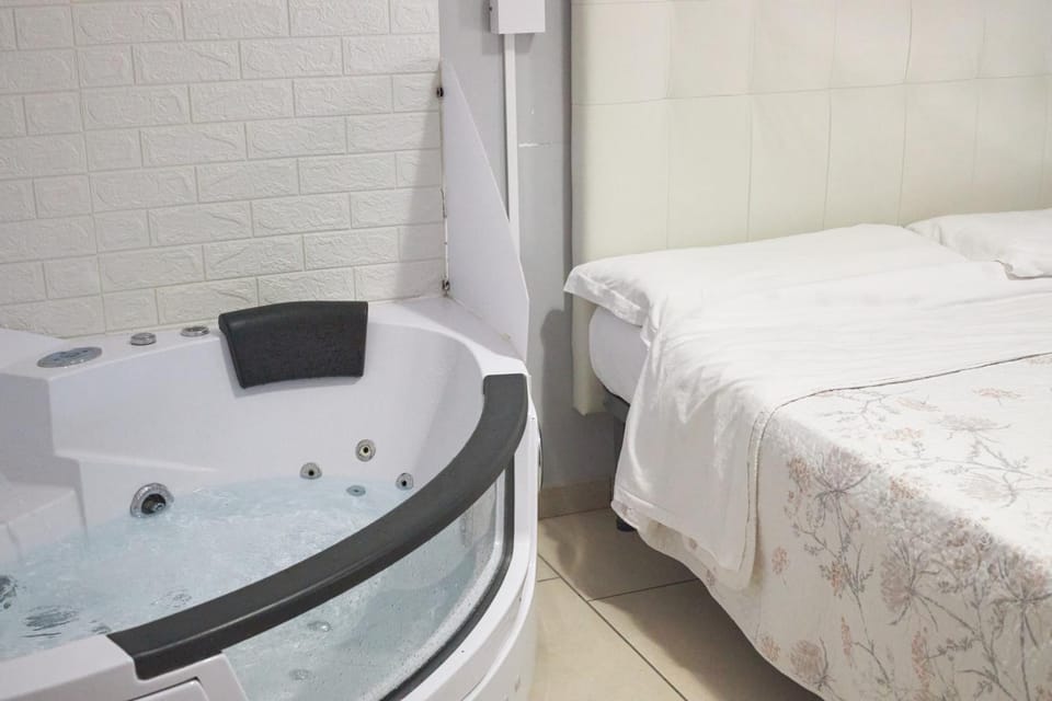 Hot Tub, Photo of the whole room, Bedroom