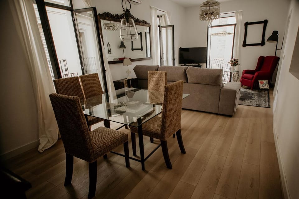 TV and multimedia, Living room, Seating area, Dining area, air conditioner