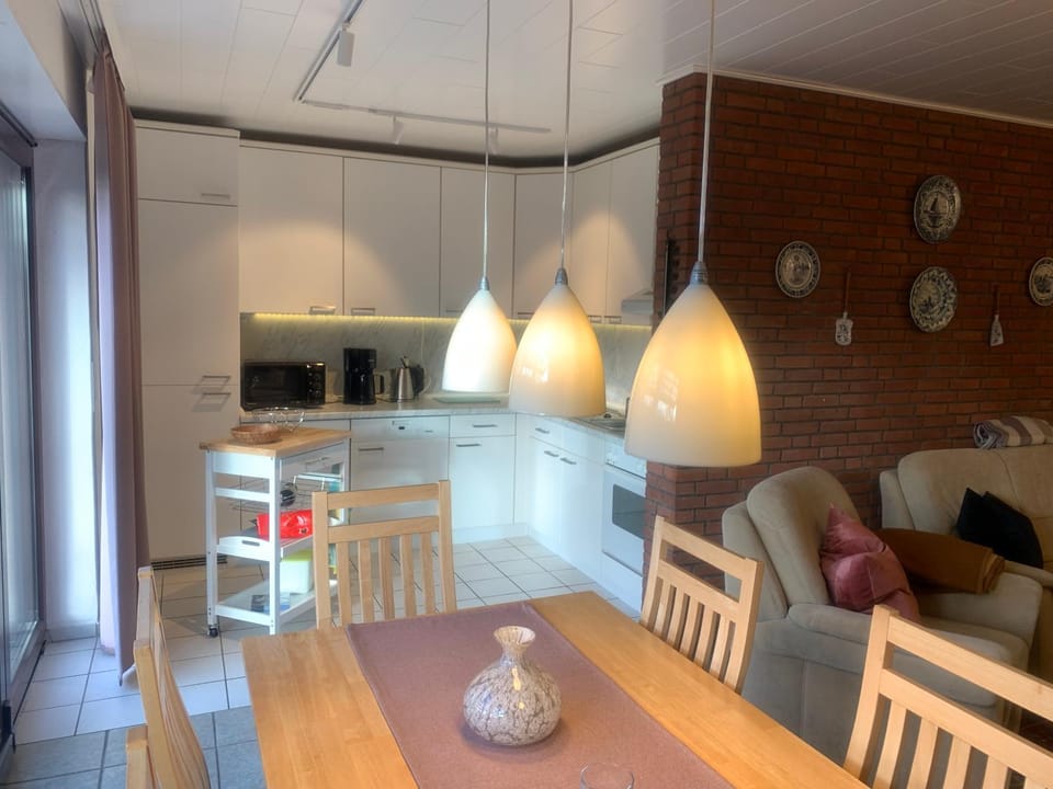 Kitchen or kitchenette, Living room, Seating area, Dining area