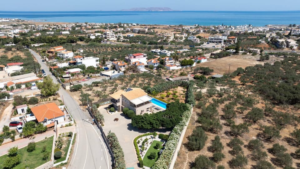 Property building, Day, Neighbourhood, Natural landscape, Bird's eye view, Sea view, Street view, Location