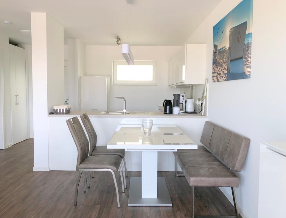 Kitchen or kitchenette, Seating area, Dining area