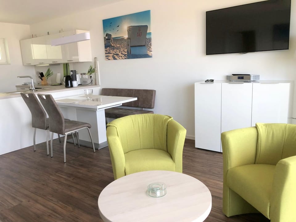 TV and multimedia, Kitchen or kitchenette, Living room, Seating area, Dining area