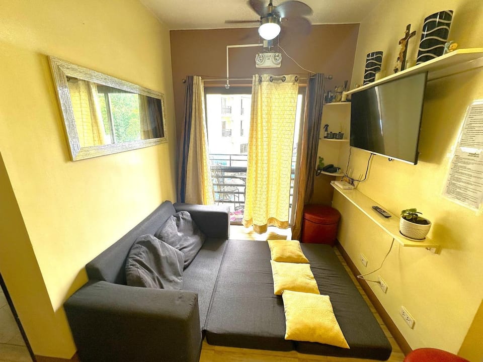 Communal lounge/ TV room, Bed, TV and multimedia, Living room, Seating area, Evening entertainment