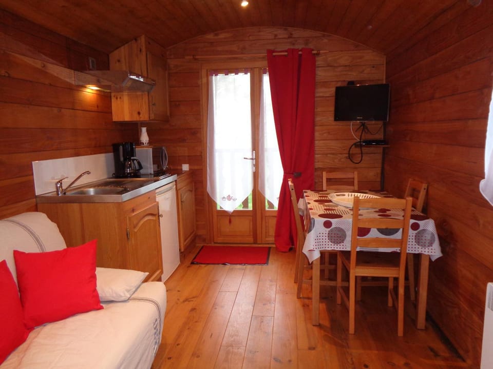 Kitchen or kitchenette, Seating area, minibar, stove