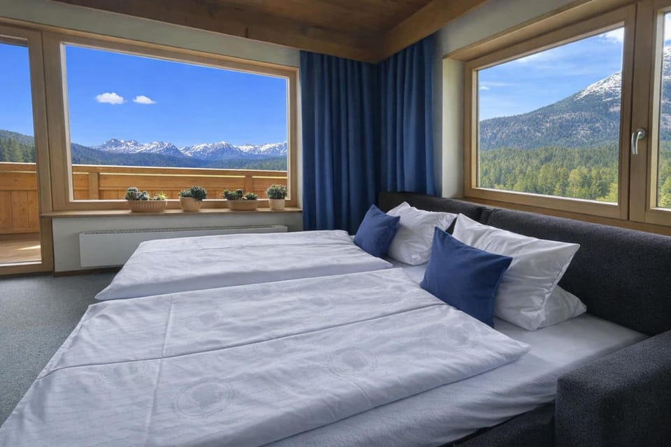 Bed, Natural landscape, Photo of the whole room, Bedroom, Mountain view