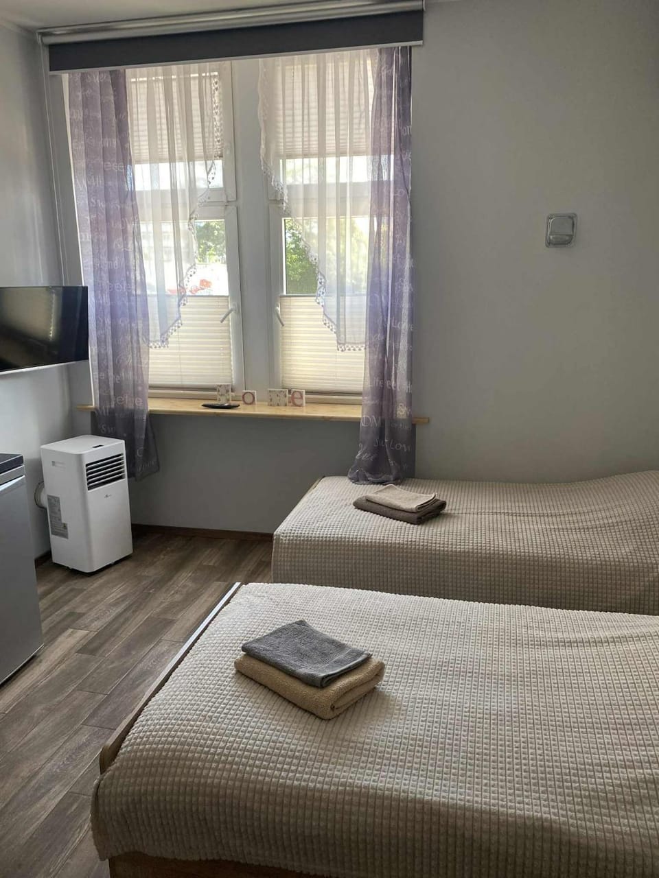 Bed, TV and multimedia, Photo of the whole room, towels
