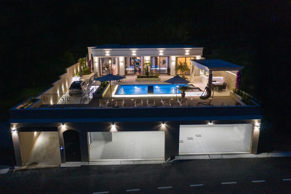 Facade/entrance, Bird's eye view, Pool view