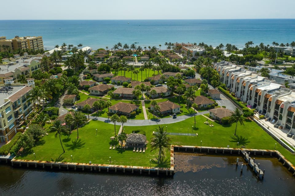 Ocean Side Resort - updated Villa House in Hillsboro Beach