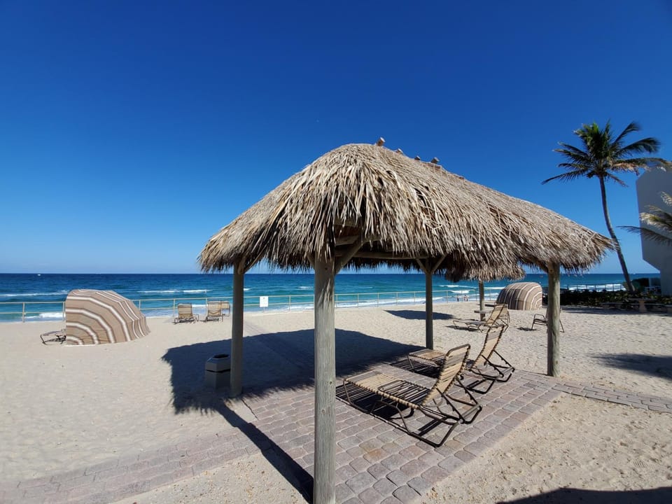 Ocean Side Resort - updated Villa House in Hillsboro Beach