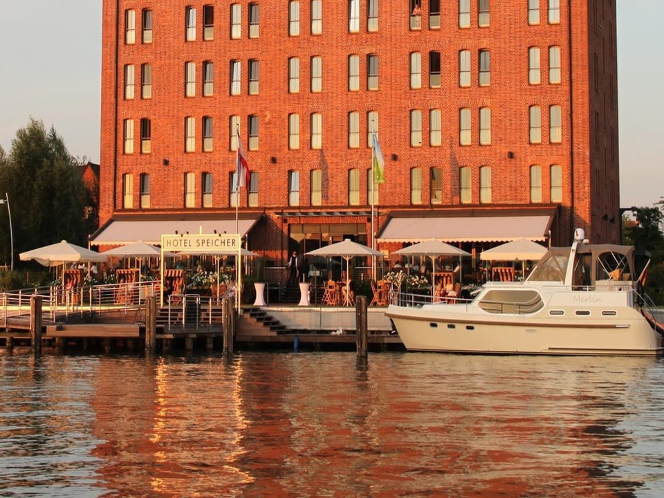 Property building, Day, Neighbourhood